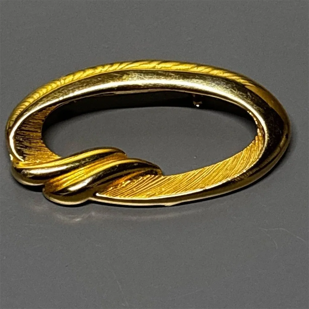 MJ ENT Brooch Gold Tone Oval Abstract Knot Textured Modern Vintage Pin‎